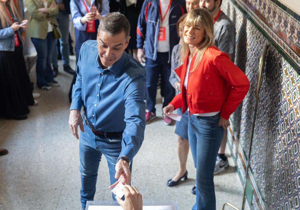 Sánchez, ejerciendo su derecho al voto.