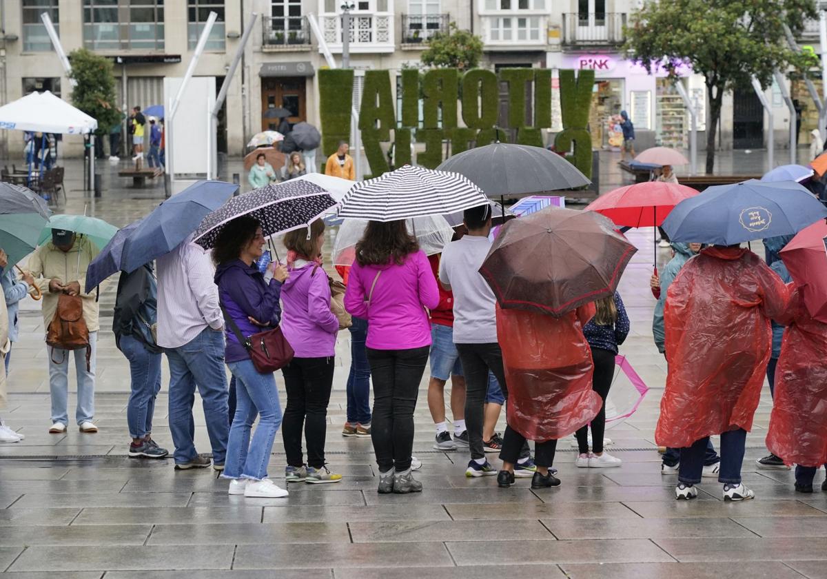 Un grupo de visitantes en la plaza de la Virgen Blanca, en Vitoria.