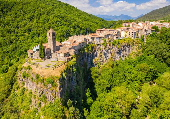 Castellfollit de la Roca se encuentra ubicado en un risco a 50 metros del río Fluvià.