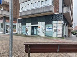 Uno de los locales que está vacío en una de las arterias principales de Getxo.