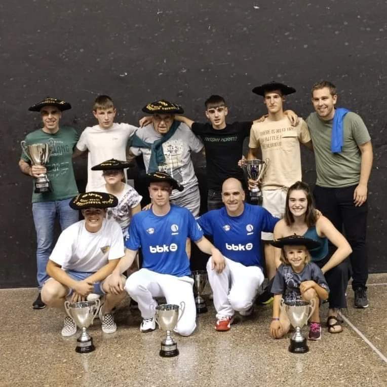 Pelotaris y miembros del club de Berriatua de cesta punta con los trofeos.