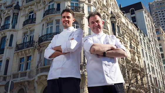 José María Goñi y Martín Berasategui posan con el icónico edificio que alberga El Club Allard.