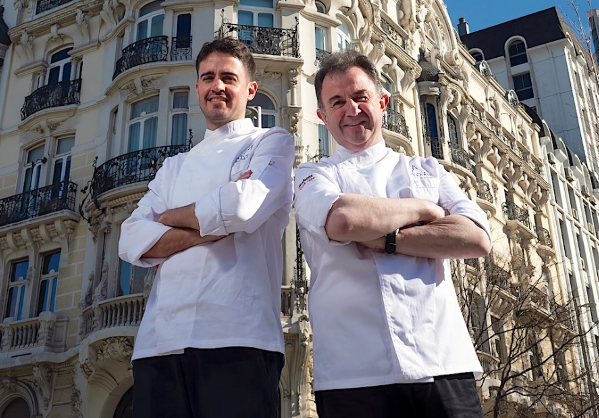 José María Goñi y Martín Berasategui posan con el icónico edificio que alberga El Club Allard.