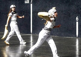 La jugadora local, Helena Barrenetxea, se dispone a ejecutar un golpe en la final.