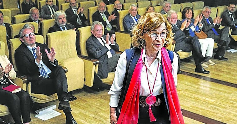 Belén Romana accede al escenario de la Bolsa de Bilbao para realizar su presentación en el Foro Actualidad organizado ayer por el EL CORREO en colaboración con Petronor.