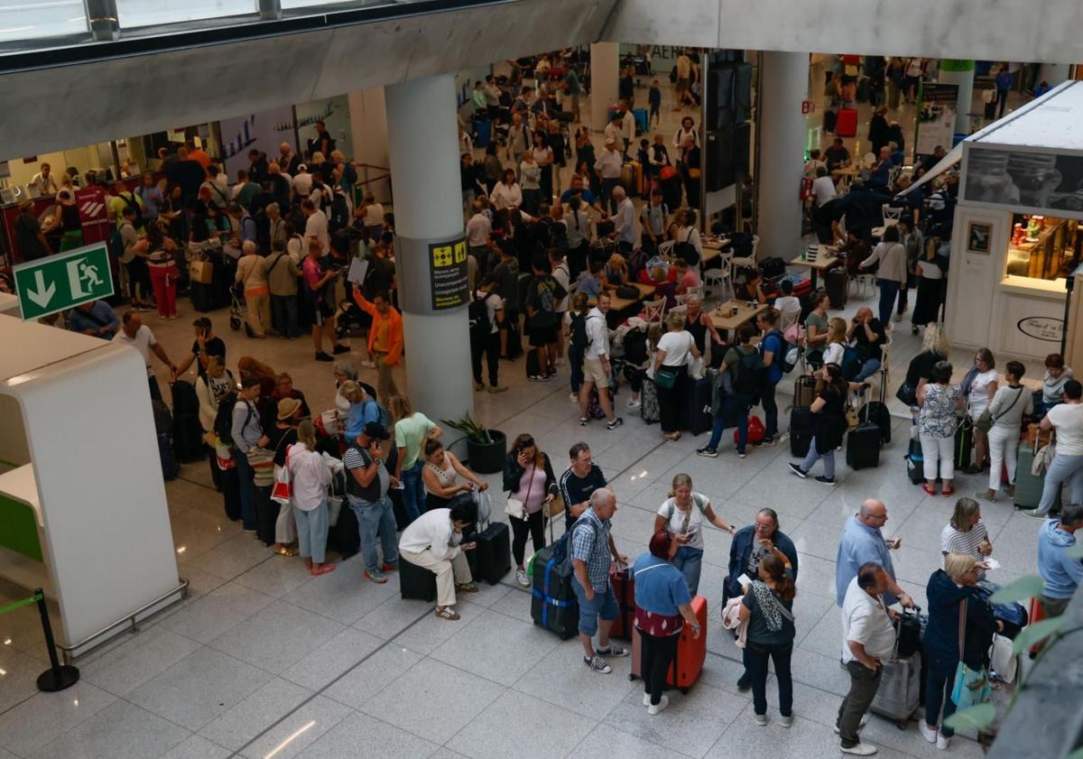 Imagen principal - Una impresionante tromba de agua inunda el aeropuerto de Palma y cancela dos vuelos de Bilbao