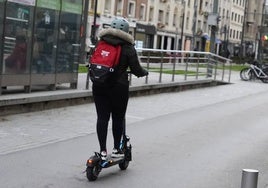 Una ciudadana circula en patinete por Vitoria.