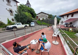 Varias personas toman algo en la terraza del bar de Orexa.