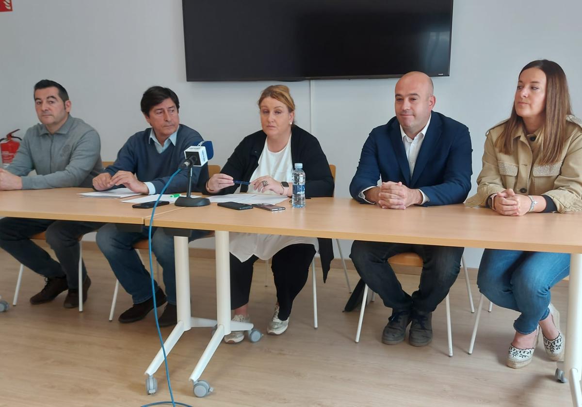 (De izquierda a derecha) Gorka Otaolea, Iñaki Gorroño, Nerea Revuelta, Jon Lejarraga y Ziortza Bilbao, ediles de la plataforma Guztiontzako Herria.