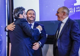 Pascal Gómez abraza a Juan Antonio Sánchez Corchero durante la asamblea de SEA celebrada el pasado viernes.