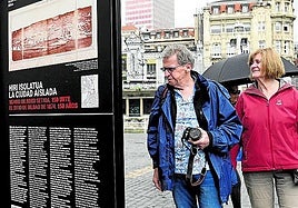 Uno de los paneles de la muestra, instalado en la Plaza Arriaga.