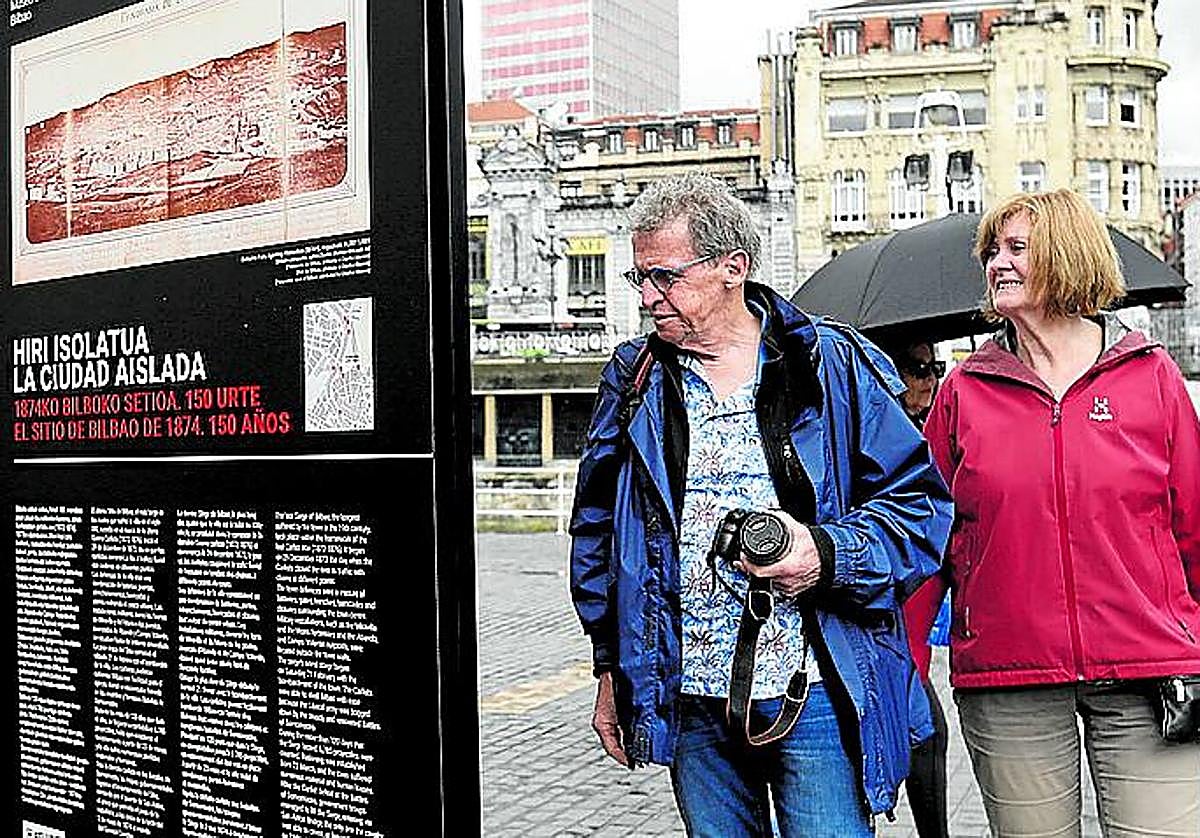 Uno de los paneles de la muestra, instalado en la Plaza Arriaga.