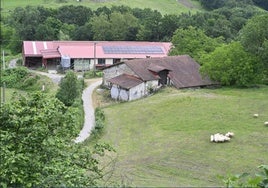 Caserío de Zerain donde reside el matrimonio detenido, junto al pabellón en el que guardan a las ovejas.