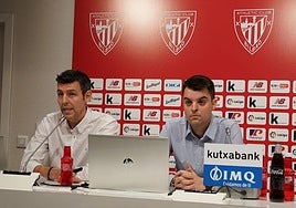 Sergio Navarro y Mikel González hablan de Lezama con el presidente Jon Uriarte atento a su exposición.