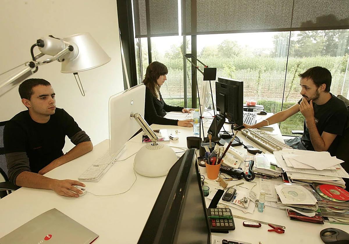 Jóvenes trabajando en un centro tecnológico.