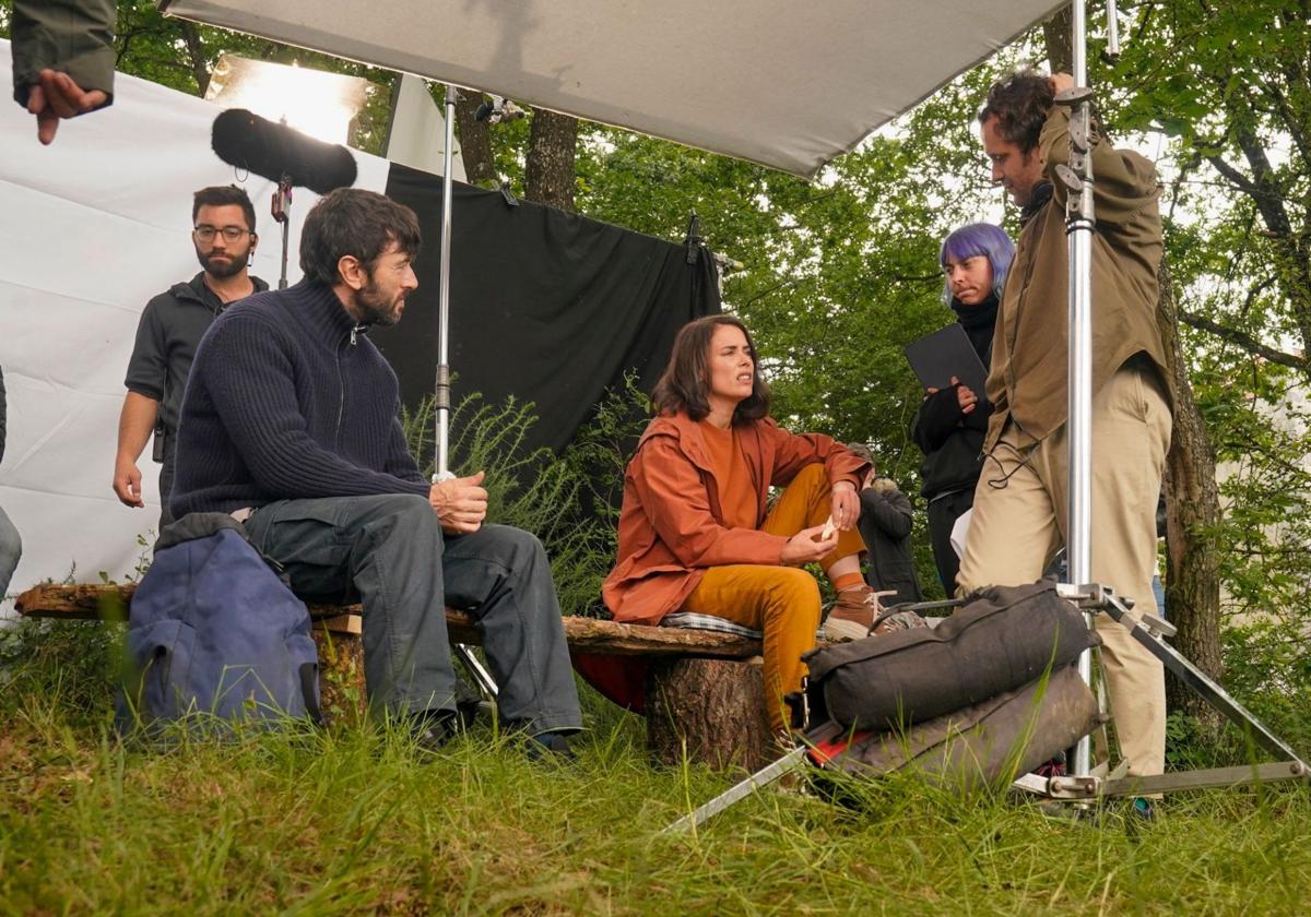 Javier Rey y Patricia López, en un banco, junto al director Gastesi, en un momento del rodaje de 'Singular', en Legutio.