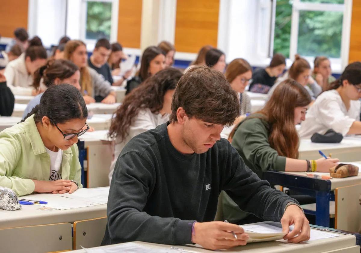 Alumnos durante la Selectividad.