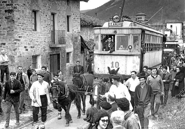 Traslado de una unidad averiada en Igorre con caballos.