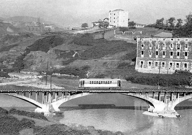 El tranvía atraviesa el puente de La Peña en dirección a Bilbao.