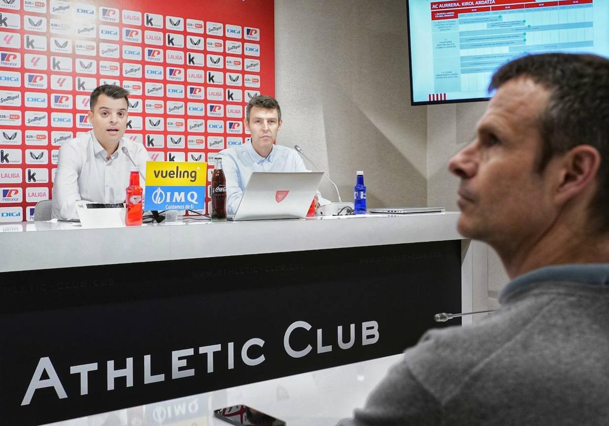 Sergio Navarro y Mikel González hablan de Lezama con el presidente Jon Uriarte atento a su exposición.