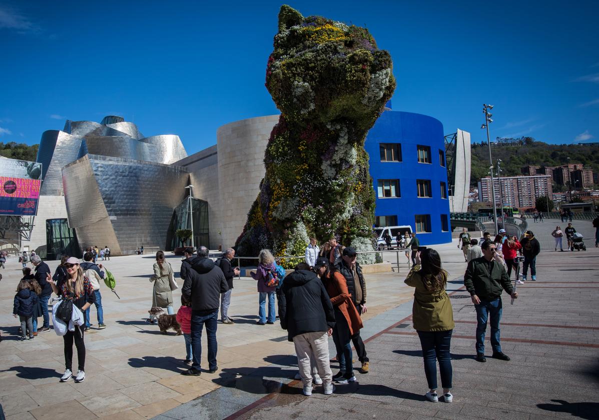 Varios grupos de turistas en el entorno del Guggenheim.