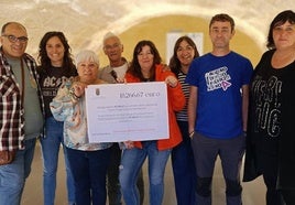 Los miembros de la Corporación han entregado el cheque a la asociación Duchenne Parent Proyect.