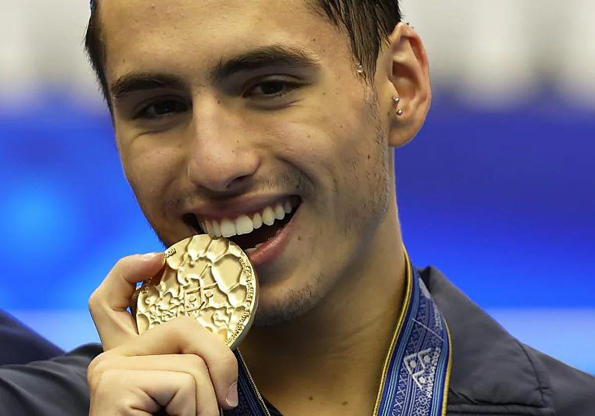 Dennis González, campeón de Europa de natación artística, denuncia insultos homófobos en redes: «Me llaman 'sirenita', 'trucha...»