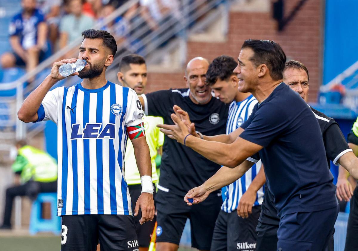 Luis García da instrucciones a Duarte.