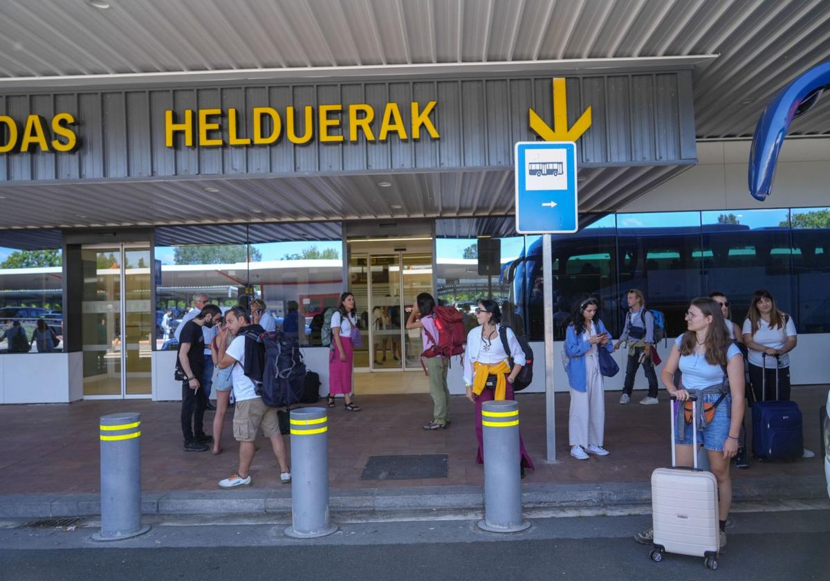 Pasajeros en la terminal del aeropuerto vitoriano.