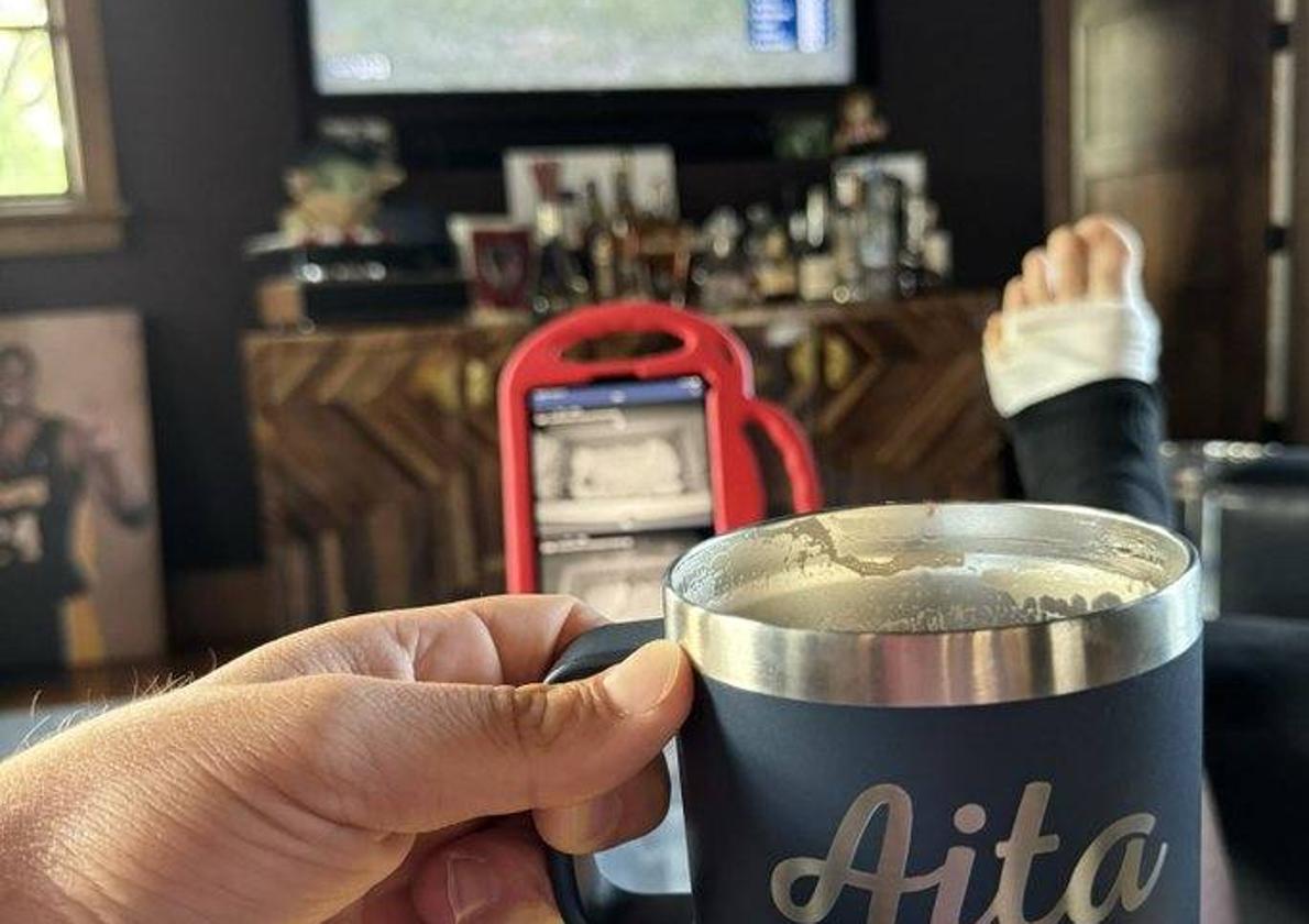 Rahm disfruta de un café mientras ve por televisión la primera jornada del US Open.