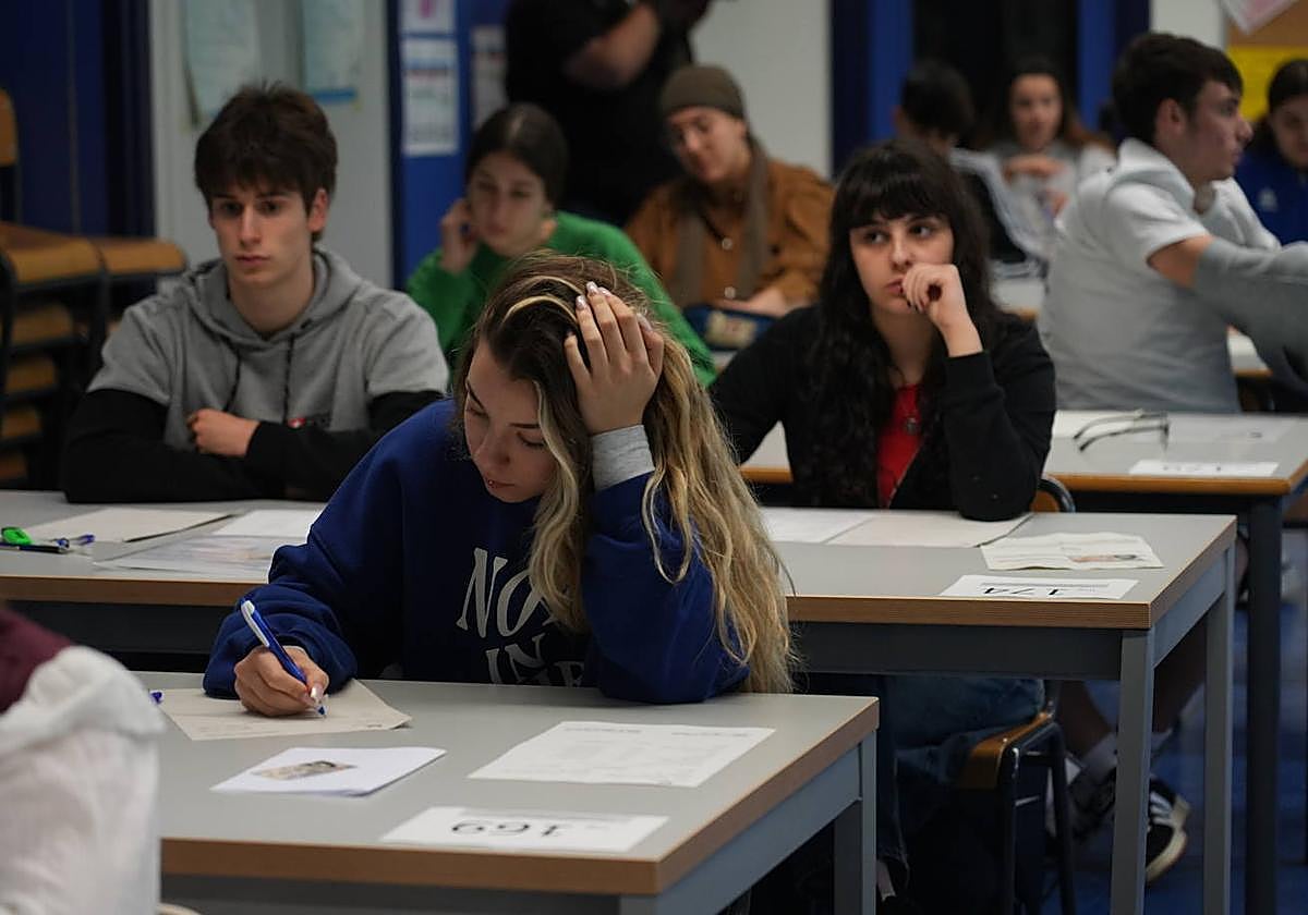 Estudiantes durante las pruebas de Selectividad en Vitoria.
