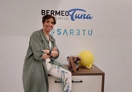 Maitane Leizaola posa en la nueva sede de la asociación BTWC que dirige desde Bermeo.