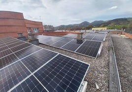 Placas solares sobre la cubierta de un centro de salud de Osakidetza.