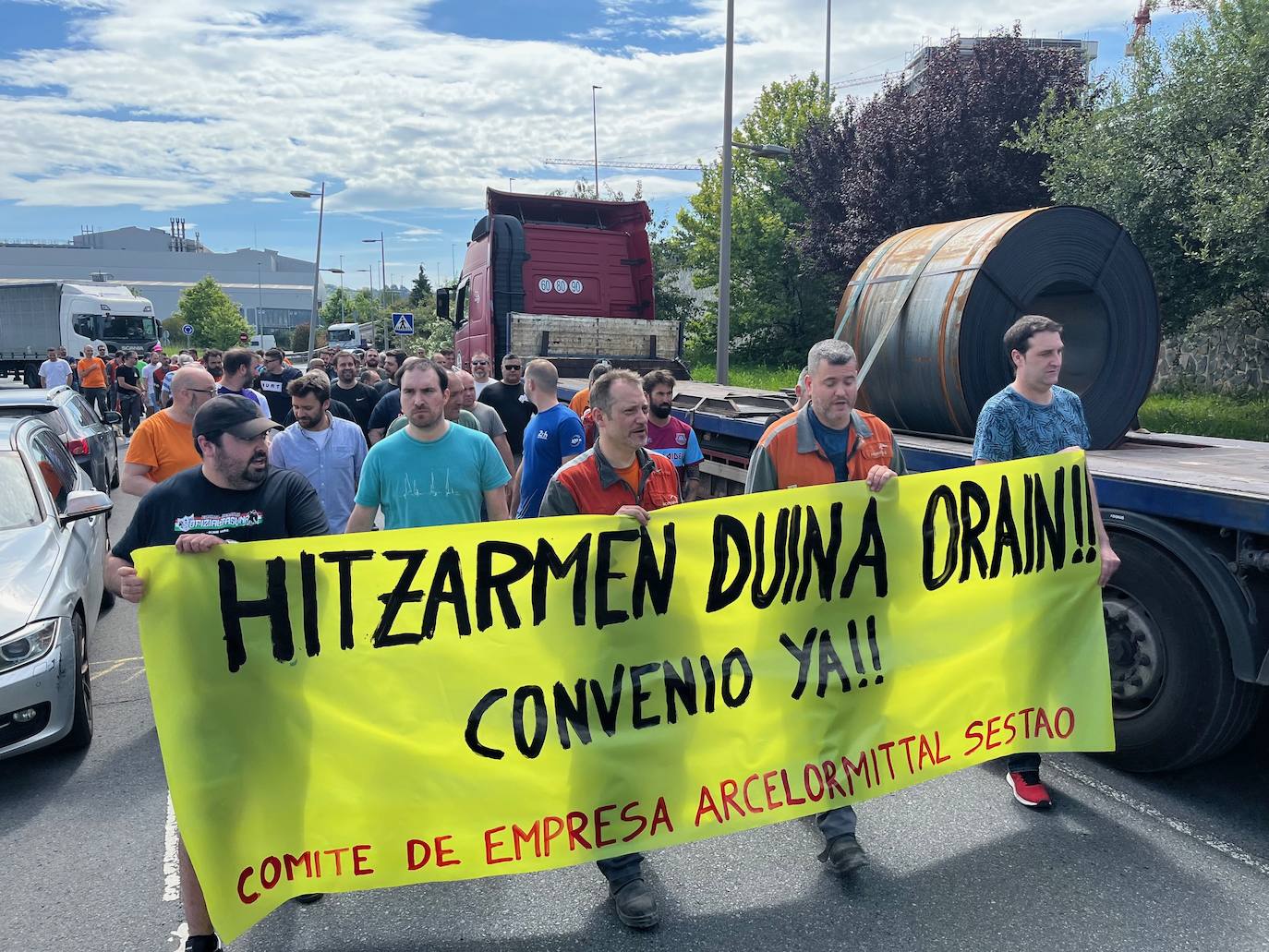 Movilización de los trabajadores de la siderúrgica en Sestao, durante la que han cortado el tráfico.