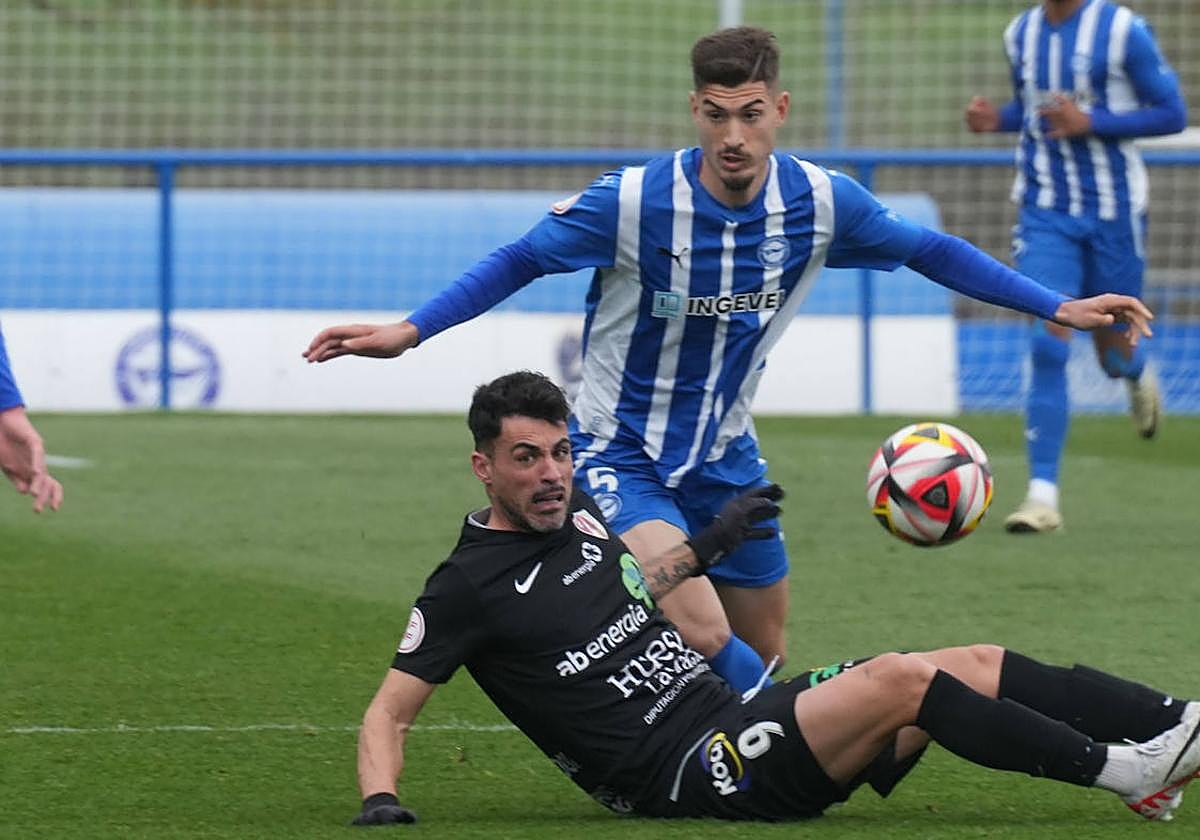 Adrián Pérez presiona a un jugador del Barbastro.