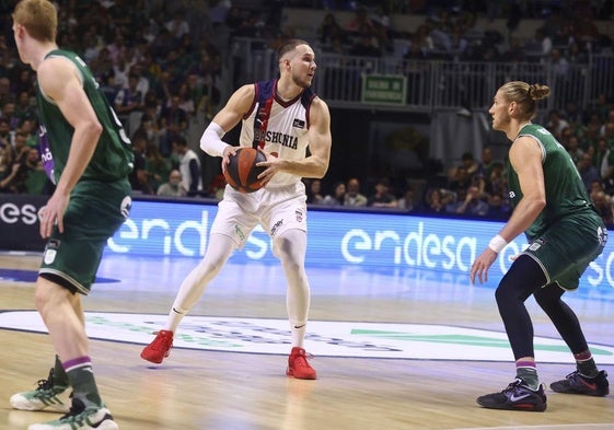 Sedekerskis, ante Osetkowski en el último Unicaja-Baskonia.