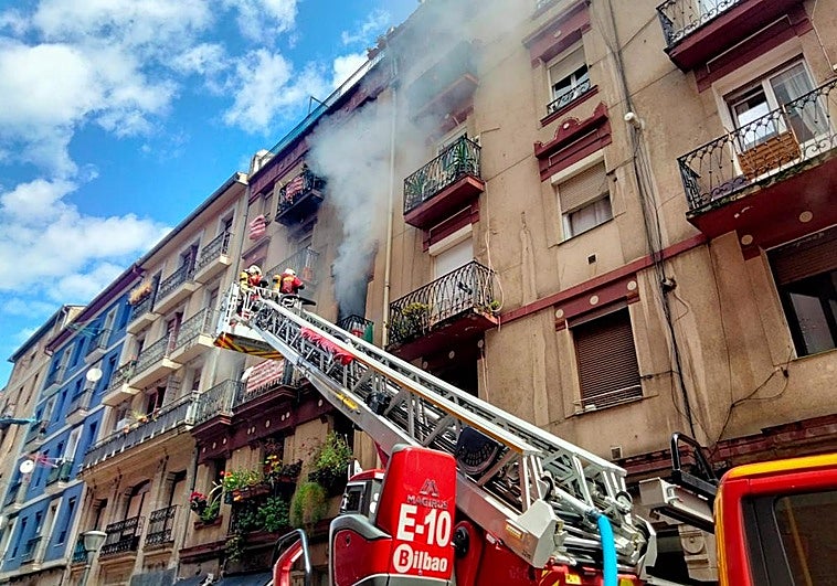 Una persona herida en el incendio de una vivienda en Bilbao La Vieja