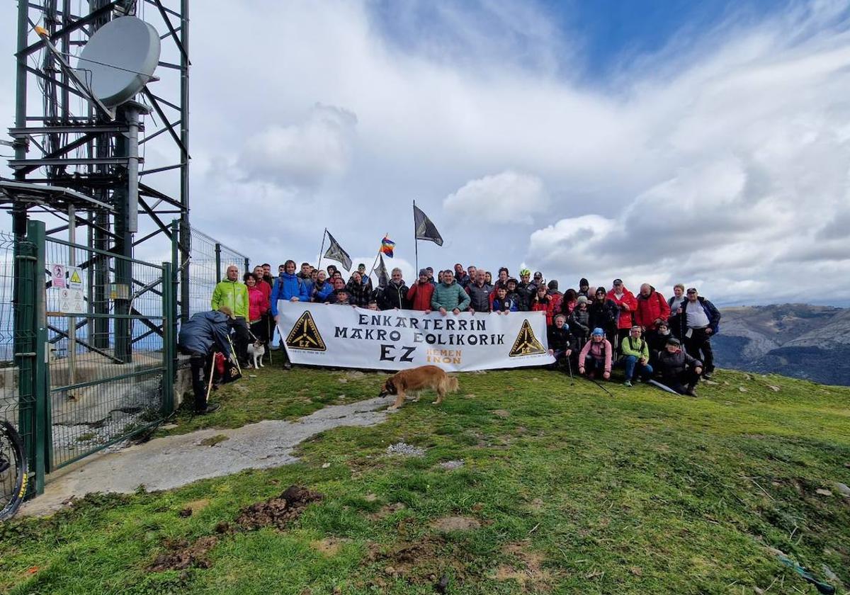 Decenas de vecinos protestan contra los parques eólicos el pasado mes de marzo en la cima del monte Ubieta.