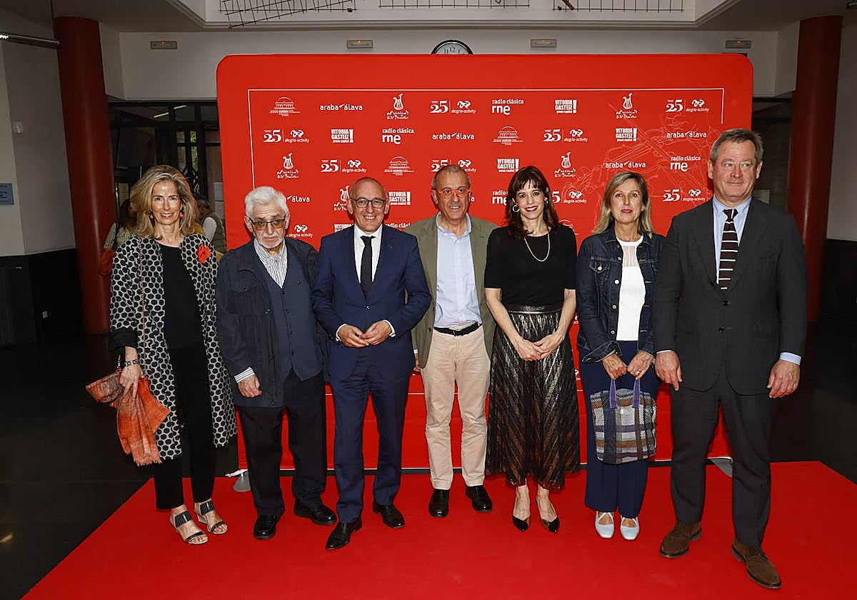 Zuriñe Ortiz de Latierro, Jesús María Alegría, Ramiro González, Juan Jesús Alegría, Maider Etxebarria, Sonia Díaz de Corcuera y Bingen Zupiria.