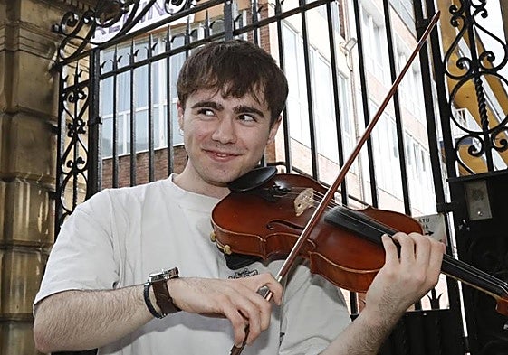 Feliz. Además de estudiar, toca el violín, ejerce de 'profesor' particular y entrena a un equipo de baloncesto.