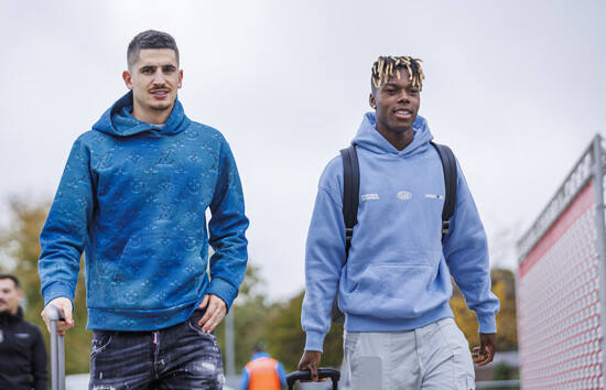 Oihan Sancet y Nico Williams, a su llegada la concentración de la selección española el pasado noviembre.