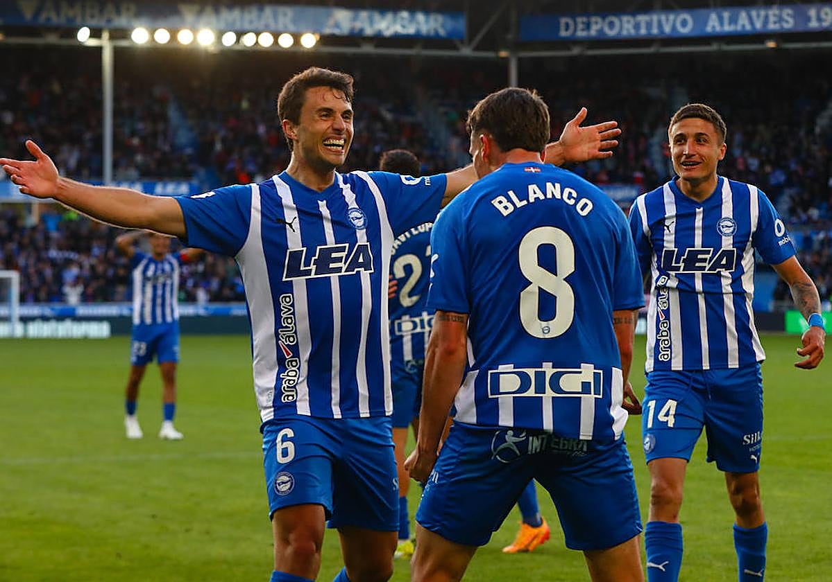 Guevara y Tenaglia felicitan a Antonio Blanco.