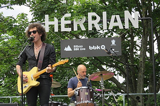 Alejo abriendo el Herrian de Sondika