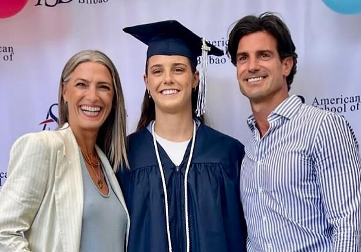 Laura Sánchez y Aitor Ocio en la graduación de su hija Naia.