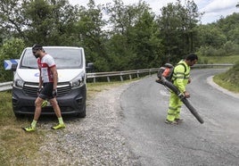 Un operario limpia la calzada en la zona del accidente.