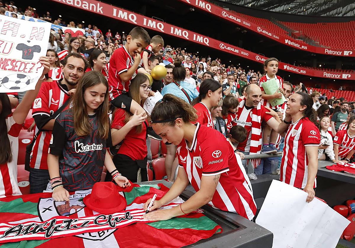 Eunate Arraiza y Yulema Torres firman aurógrafos.