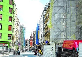 Actividad. En algunas calles, como en esta de Bilbao, hay varios edificios con fachadas en obras.