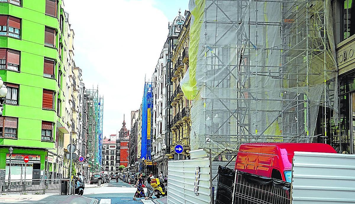 Actividad. En algunas calles, como en esta de Bilbao, hay varios edificios con fachadas en obras.