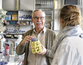 El profesor Ulrich Hartl sostiene una reproducción a gran escala de una proteína chaperona –en concreto, de una Hsp60– en su laboratorio de Múnich.