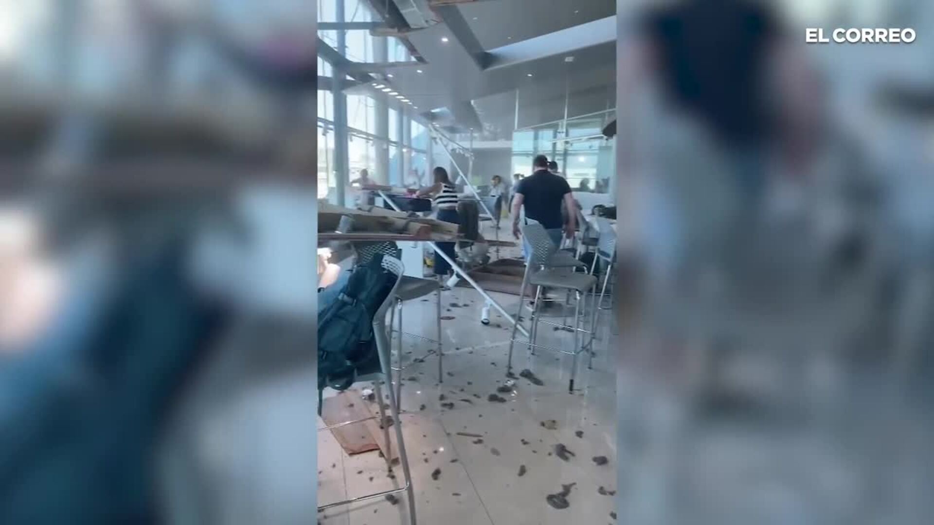 Se le cae parte del techo del aeropuerto de Valencia encima